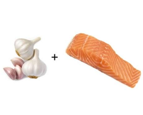 Cá hồi + tỏi: Kết hợp tỏi và cá hồi có thể làm giảm lượng cholesterol trong máu, giảm nguy cơ mắc bệnh tim.