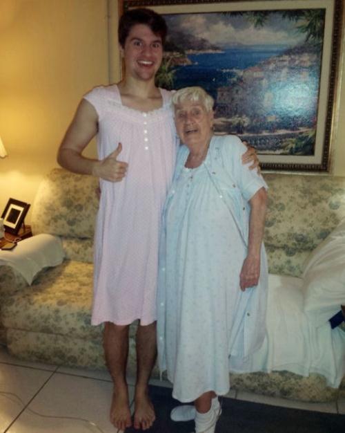 Bà cụ 84 tuổi này rất ngại ngùng khi phải mặc váy ngủ ở nơi đông người như bệnh viện. Cháu trai của bà đã mặc một chiếc váy ngủ để cổ vũ và cho bà biết rằng bà không đơn độc.