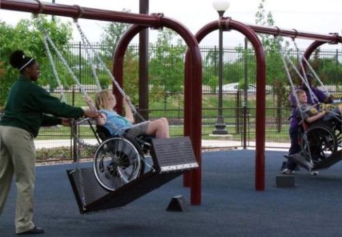 Ở công viên này, người ta không quên xây những chiếc xích đu đặc biệt dành cho những em bé phải ngồi xe lăn.