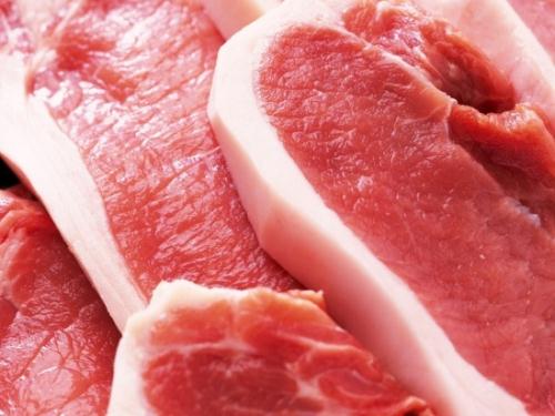 Thịt heo có chất tạo nạc thường có màu đỏ khác thường, sáng và bóng