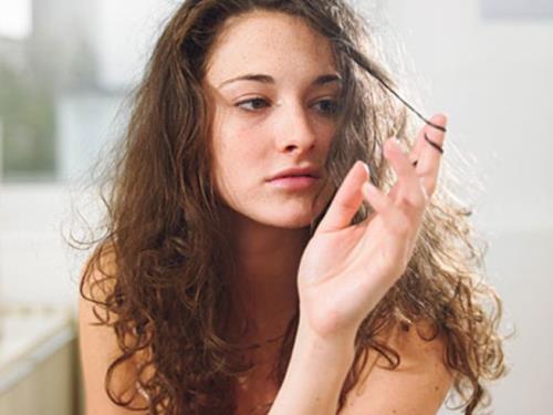 Xoắn tóc là một biểu hiện của người nghiện nhổ tóc